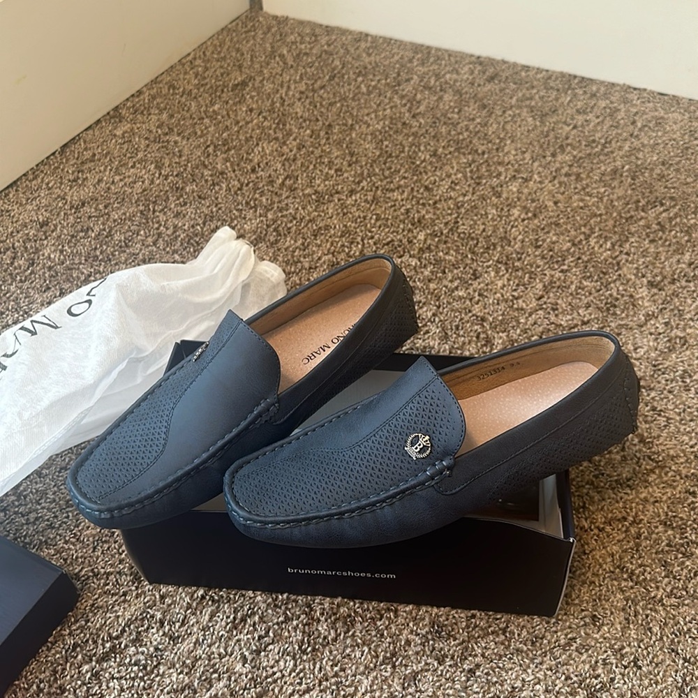 New Bruno Marc men shoes size 9.5 ( runs small)- navy with new packaging